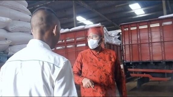 Bupati Sumenep Achmad Fauzi, S.H.,M.H saat melakukan sidak ke Gudang Pupuk di Desa Kertasada, Kalianget, Sumenep. (Foto: Ist-Karimatafm)