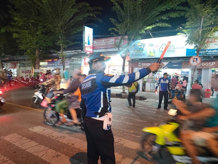 Personel Dishub Pamekasan saat membatu mengatur lalin di kawasan Jl. Trunojoyo (Foto : Ist - Karimata FM)