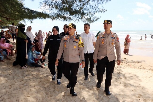 Kapolres Sumenep Saat Melakukan Pemantauan di Wisata Pantai Lombang. (Foto: Ist-Karimata)