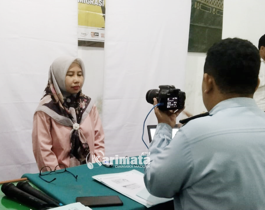 Salah Satu CJH Sampang Saat Melakukan Perekaman Foto. (foto: Doc/Qodir-Karimata)