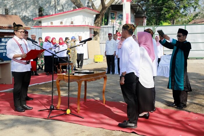 Bupati Pamekasan saat lantik Pejabat Tinggi  Pratama di area pembangunan pasar induk Kolpajung Pamekasan (Foto: Doc/Zyd - Karimata.net)