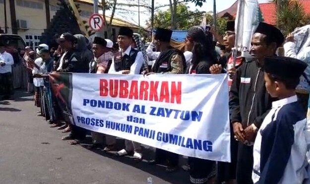 Foto: Forum Umat Islam Bersatu Madura saat gelar aksi di Sampang (Doc – Karimata.net)
