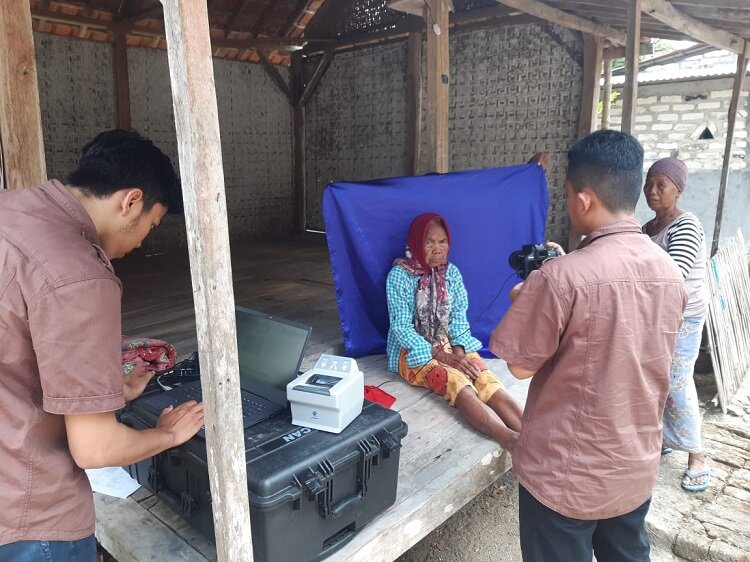 Petugas Rela Berkorban saat melakukan perekaman KTP Warga (Foto: Ist-Karimata.net)