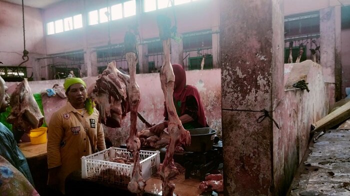 Warga Saat Berbelanja Daging Sapi di Pasar Kolpajung (Doc-Karimatafm)